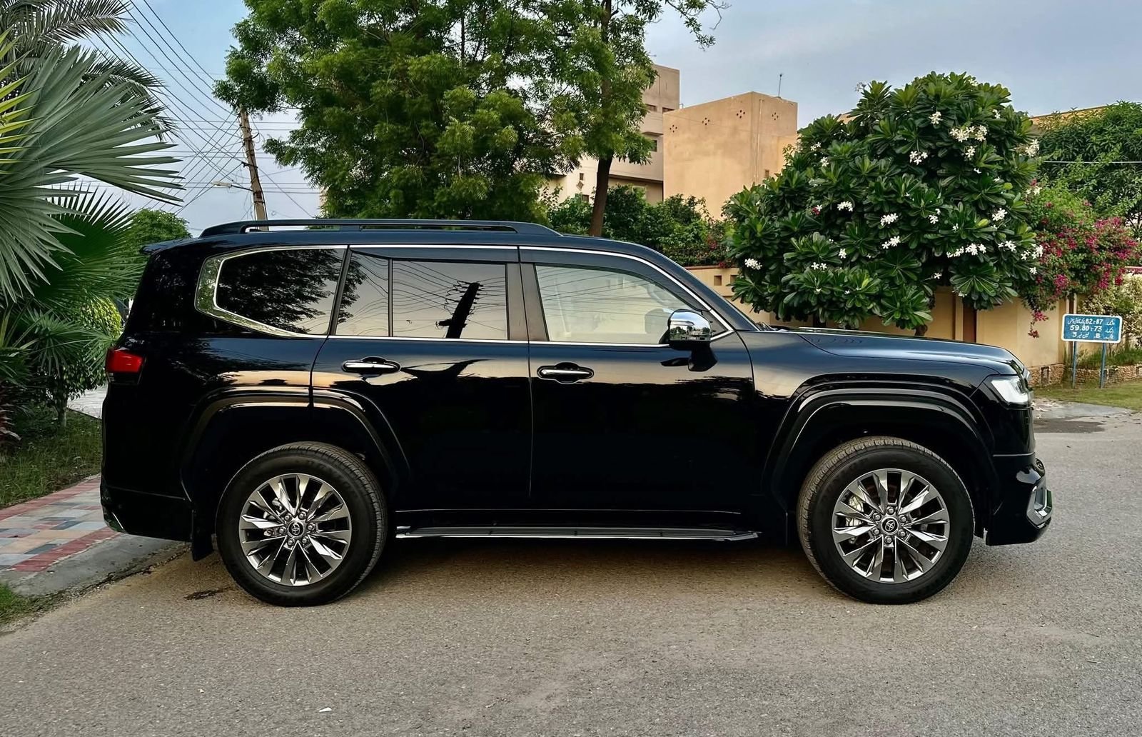 Land Cruiser LC300 for rent in karachi