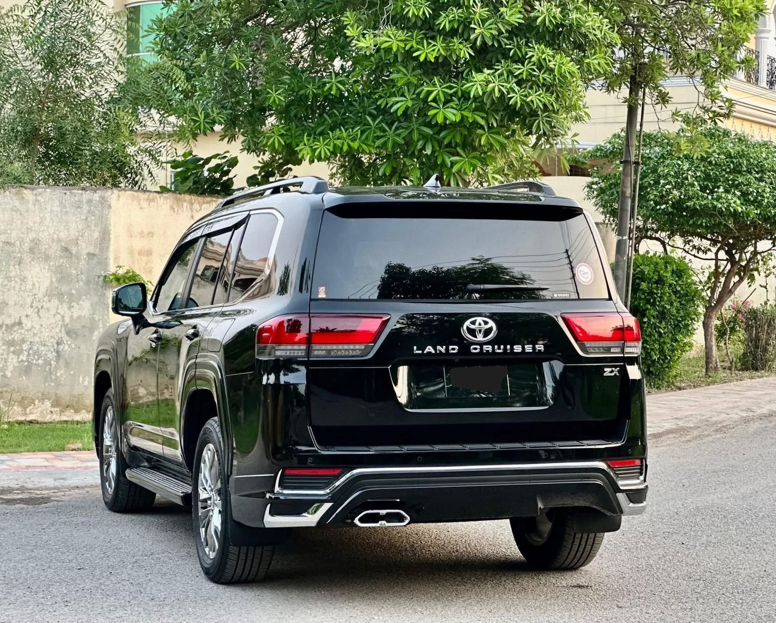 Land Cruiser LC300 for rent in karachi