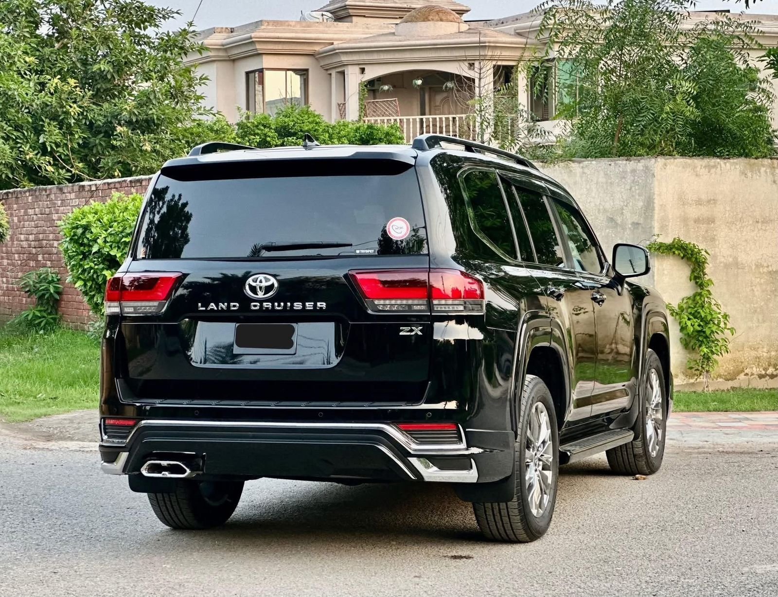 Land Cruiser LC300 for rent in karachi