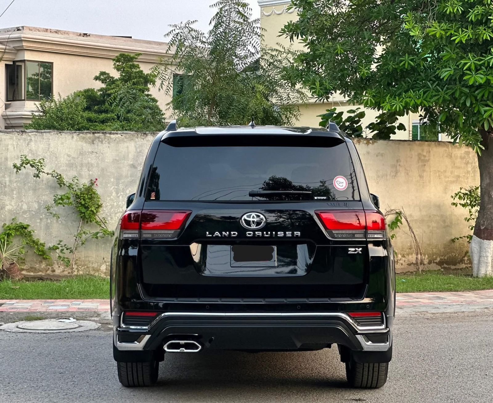 Land Cruiser LC300 for rent in karachi